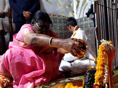 MP: President Droupadi Murmu offers prayers at Omkareshwar, Mamleshwar temples