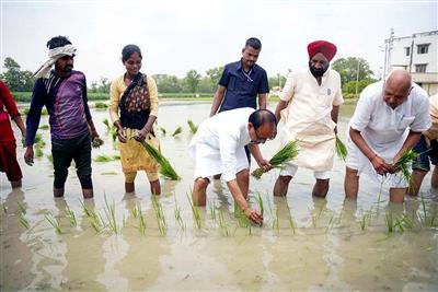 Union minister Shivraj Singh Chouhan shares agricultural experience, urges farmers to adopt traditional farming methods