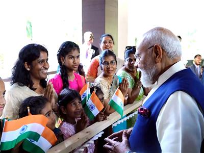 Seychelles: Indian diaspora greets PM Modi upon arrival at hotel in Victoria