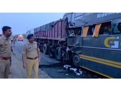 UP: Four killed, several injured as bus rams trailer on Yamuna Expressway in Mathura