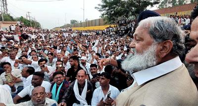 Vij personally went to collect memorandum from protesting electricity workers