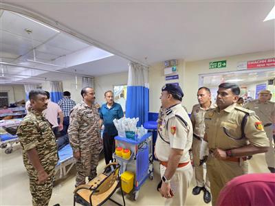 Delhi Police Spl CP Devesh Srivastava visits Hospital to meet policemen injured in Jantar Mantar protest