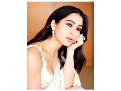 Sara Ali Khan offers prayers at Gurdwara Bangla Sahib in Delhi