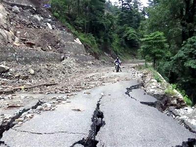 J-K: Heavy landslides damage Thannamandi-DKG-Bufliaz road; BRO continues restoration on war footing