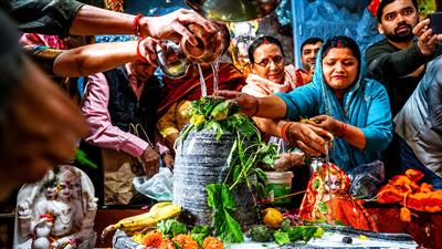 Thousands of Kanwariyas, devotees throng Shiva temples in UP, Uttarakhand on second Monday of Shravan