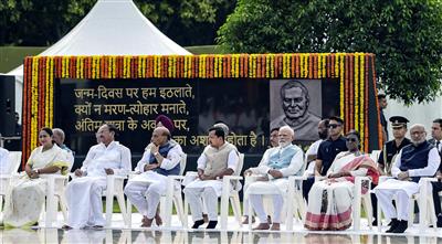 President Murmu, PM Modi and others pay floral tributes to former PM Vajpayee at ‘Sadaiv Atal’