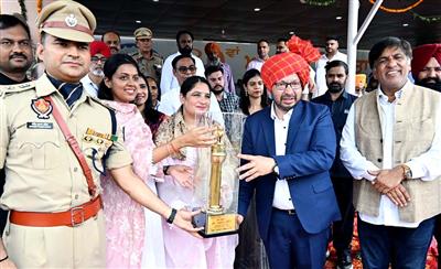 Jails, NRI Affairs and Parliamentary Affairs Minister Dr Ravjot Singh unfurls tricolour at Hoshiarpur