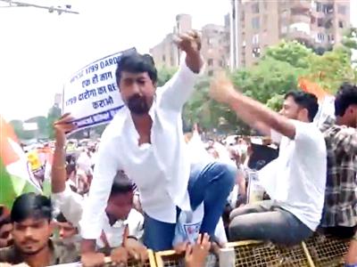 Bihar: Students break barricades during march to Raj Bhavan, demand cancellation of 70th BPSC exam