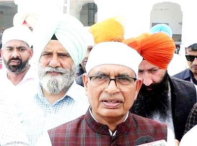 Union Minister Shivraj Chouhan pays obeisance at Golden Temple