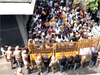 Amritsar: AAP protests at BJP MP Tarun Chugh's residence over party leaders visiting late convict Sajjan Kumar's house