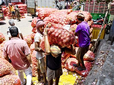 Delhi to get 1,000 MT of onions at ₹35/kg as govt moves to check price rise