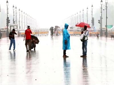 Delhi: Rain lashes parts of city, IMD forecasts heavy rain
