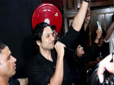 Ali Fazal surprises cinemagoers at 'Mirzapur: The Movie' screening in Delhi, fans call it a 