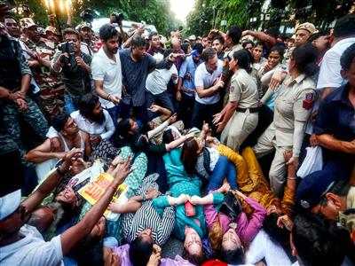 More FIRs against Rahul, Priyanka Gandhi, cases of alleged assault on police personnel during Wednesday protests